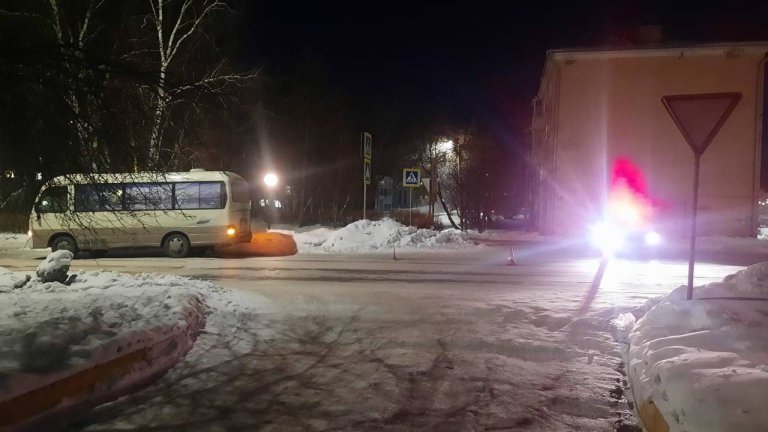 В Иркутском районе автобус на пешеходном переходе сбил 22-летнюю девушку
